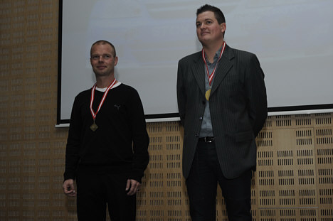Jan Magnussen (tv) og Michel Nykjær fik medaljerne for henholdsvis deres anden- og førsteplads i Danish Touringcar Championship.
